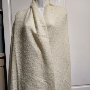 Woman shawl color off white
